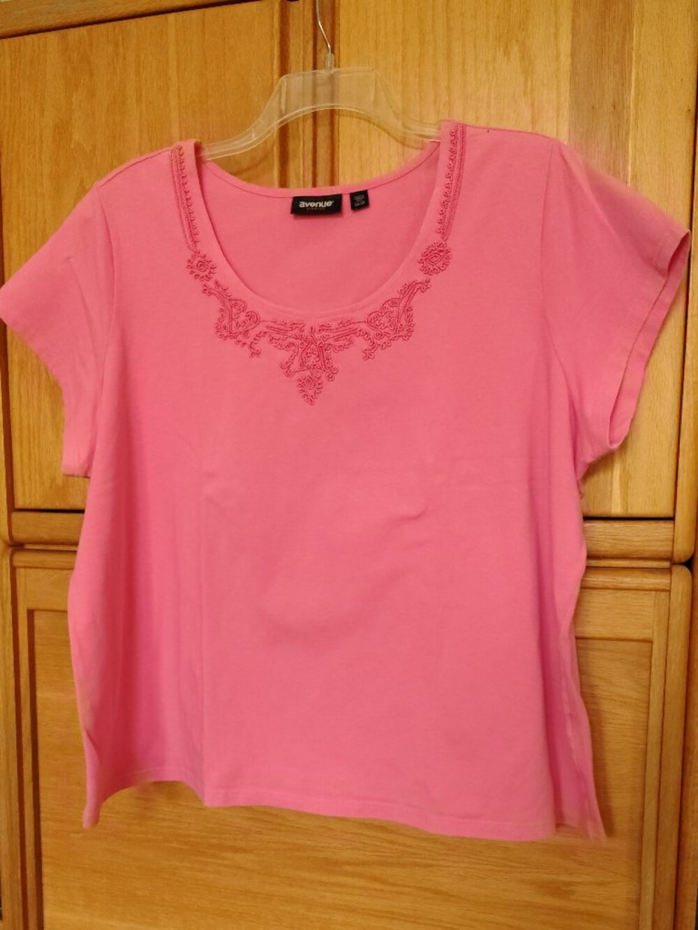 AVENUE PINK SCOOP NECK SHORT SLEEVE EMBROIDERED STRETCH SHIRT PLUS SIZE 26-28
